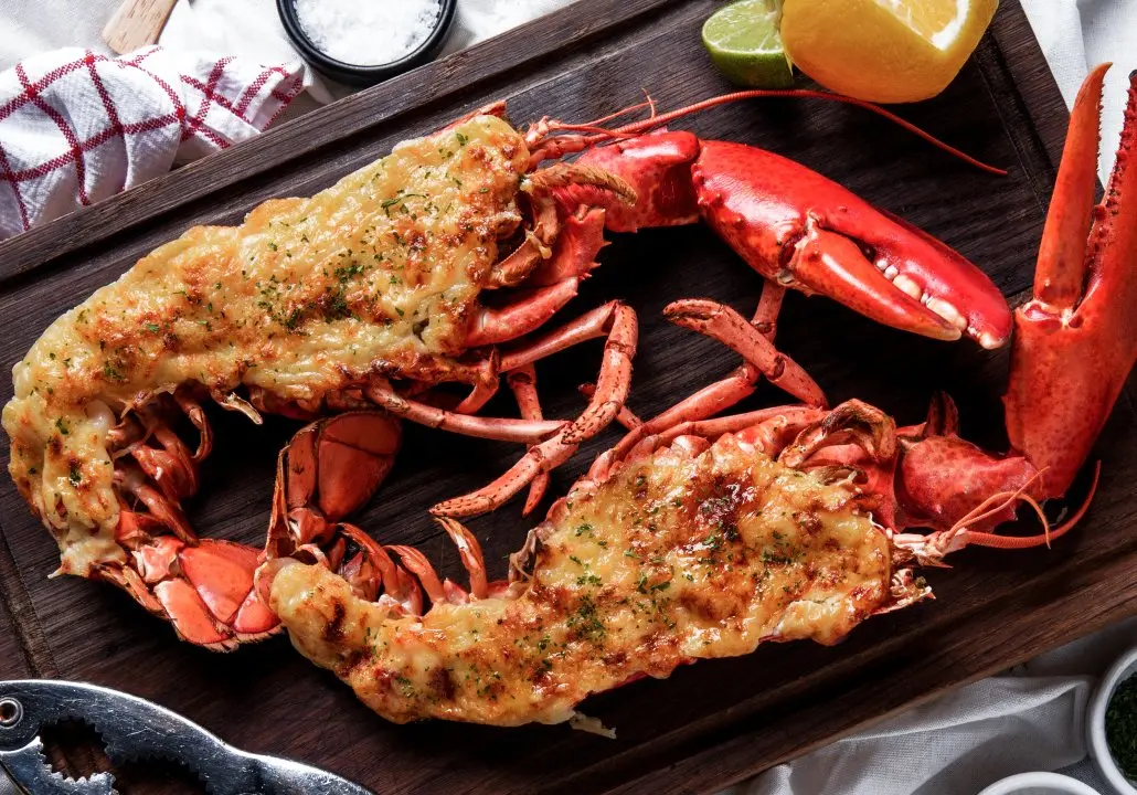 ロブスターのグラタン焼き、木製ボードに盛り付けた豪華な一皿